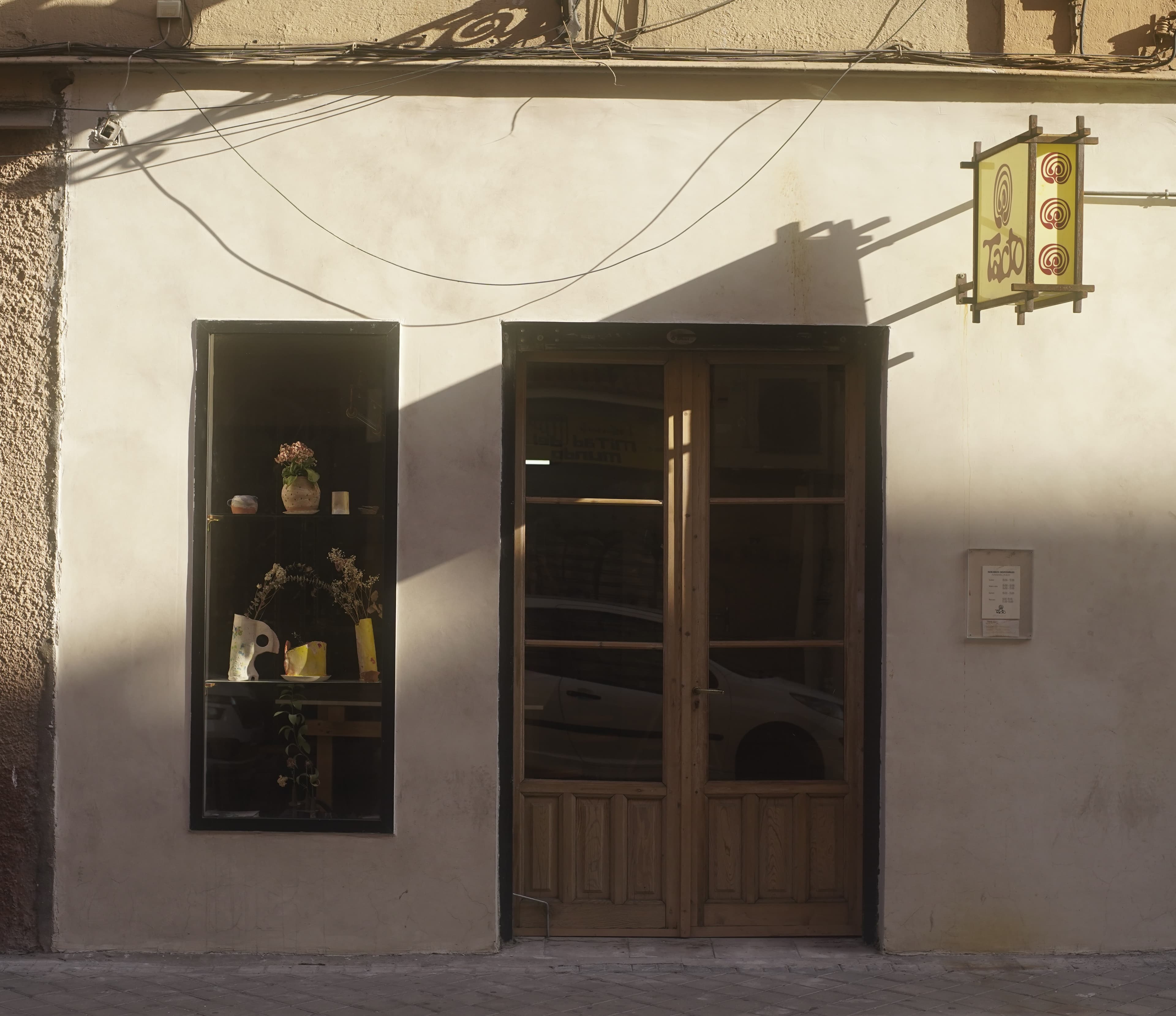 Fachada del taller TACTO en Legazpi, Madrid
