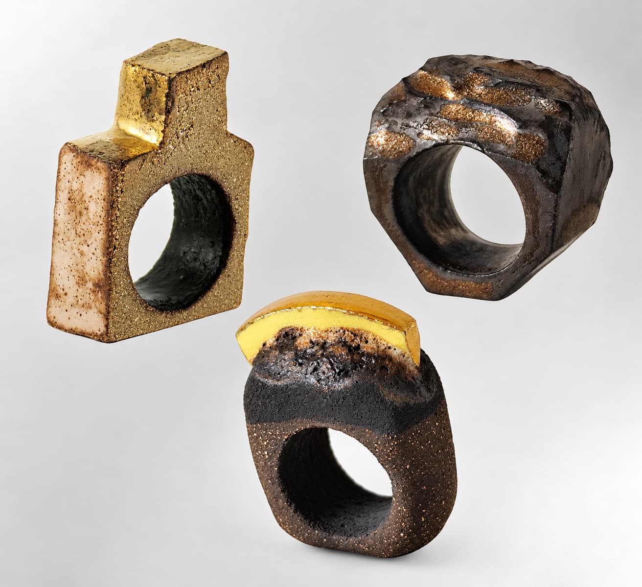 anillos de porcelana con esmaltes dorados y texturas escultóricas