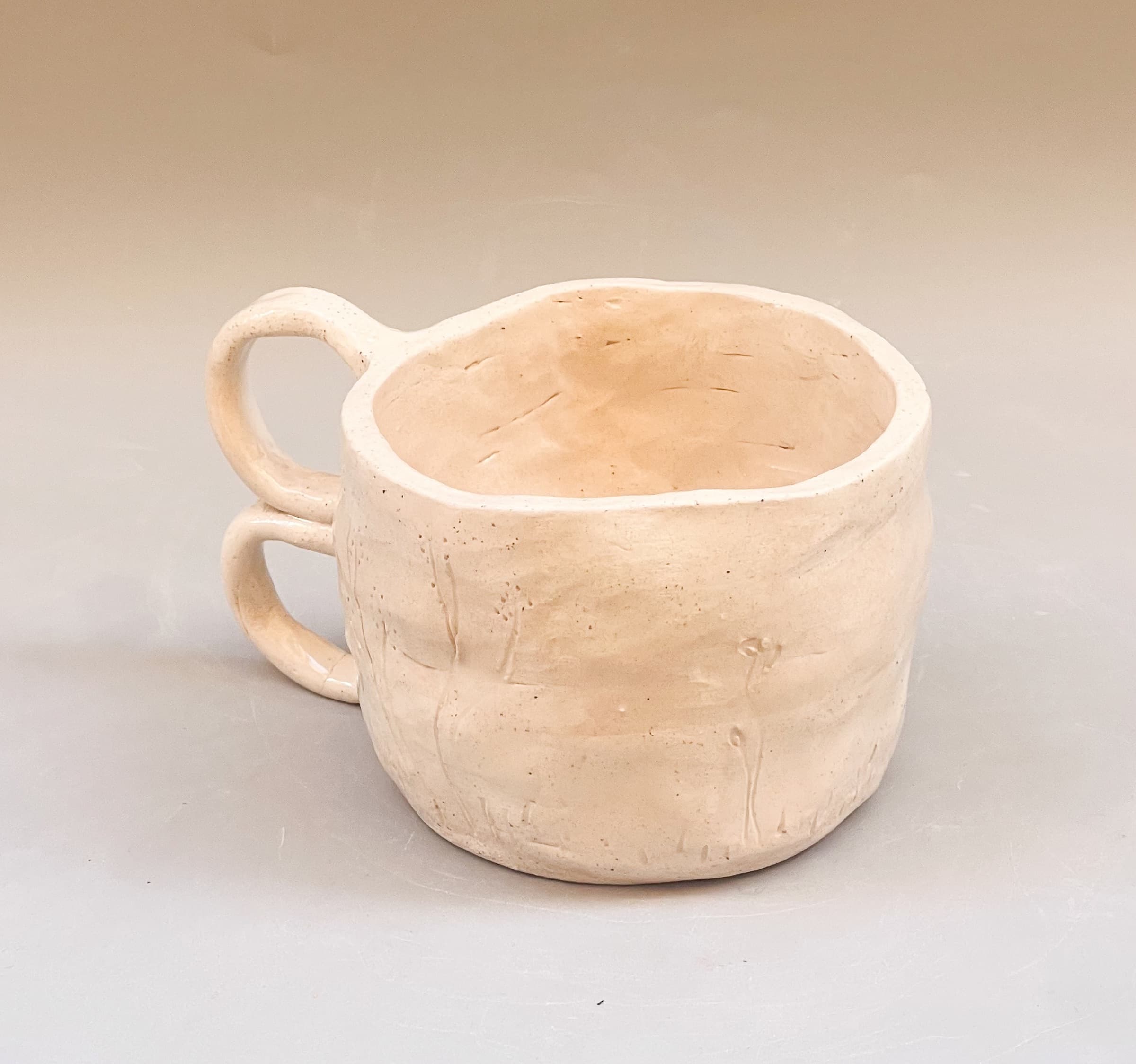 taza de cerámica con doble asa en forma de aro