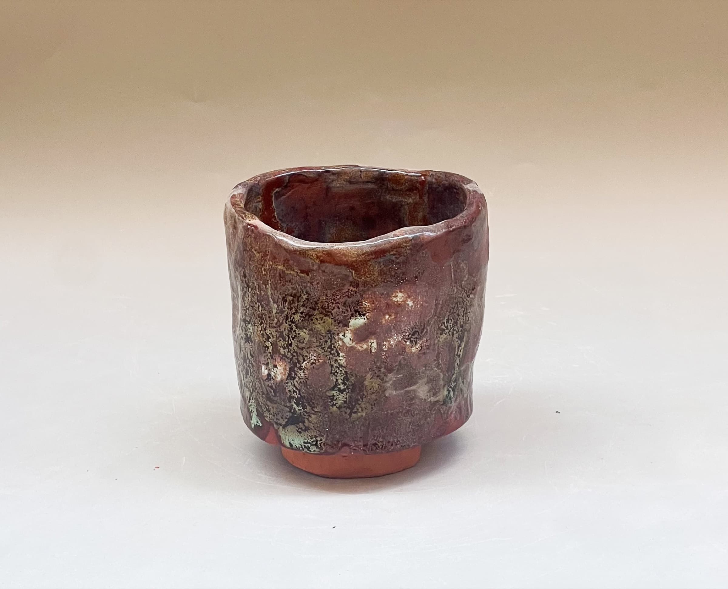 taza de cerámica con esmalte oscuro veteado, otro ángulo