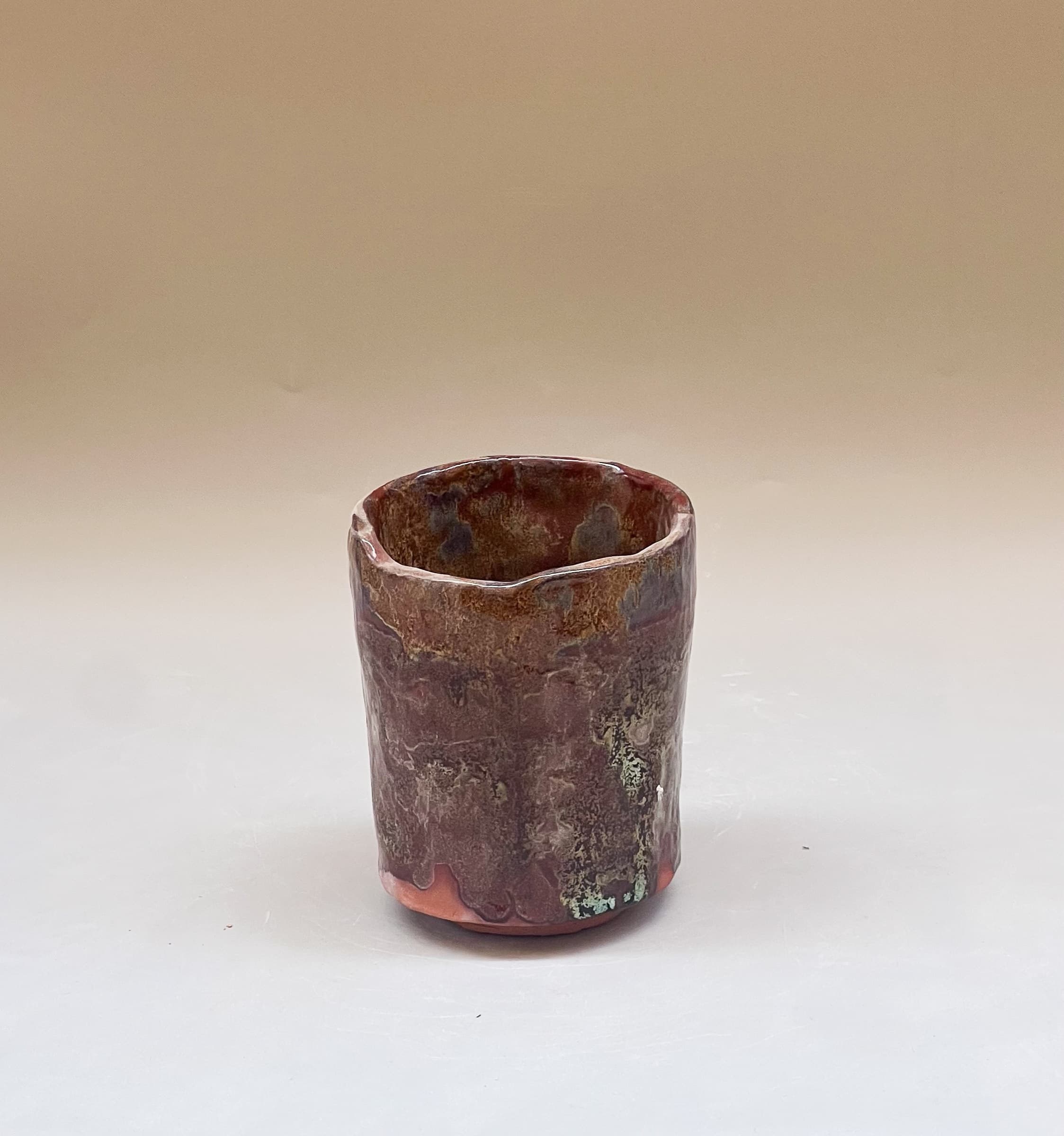 taza de cerámica con esmalte oscuro veteado