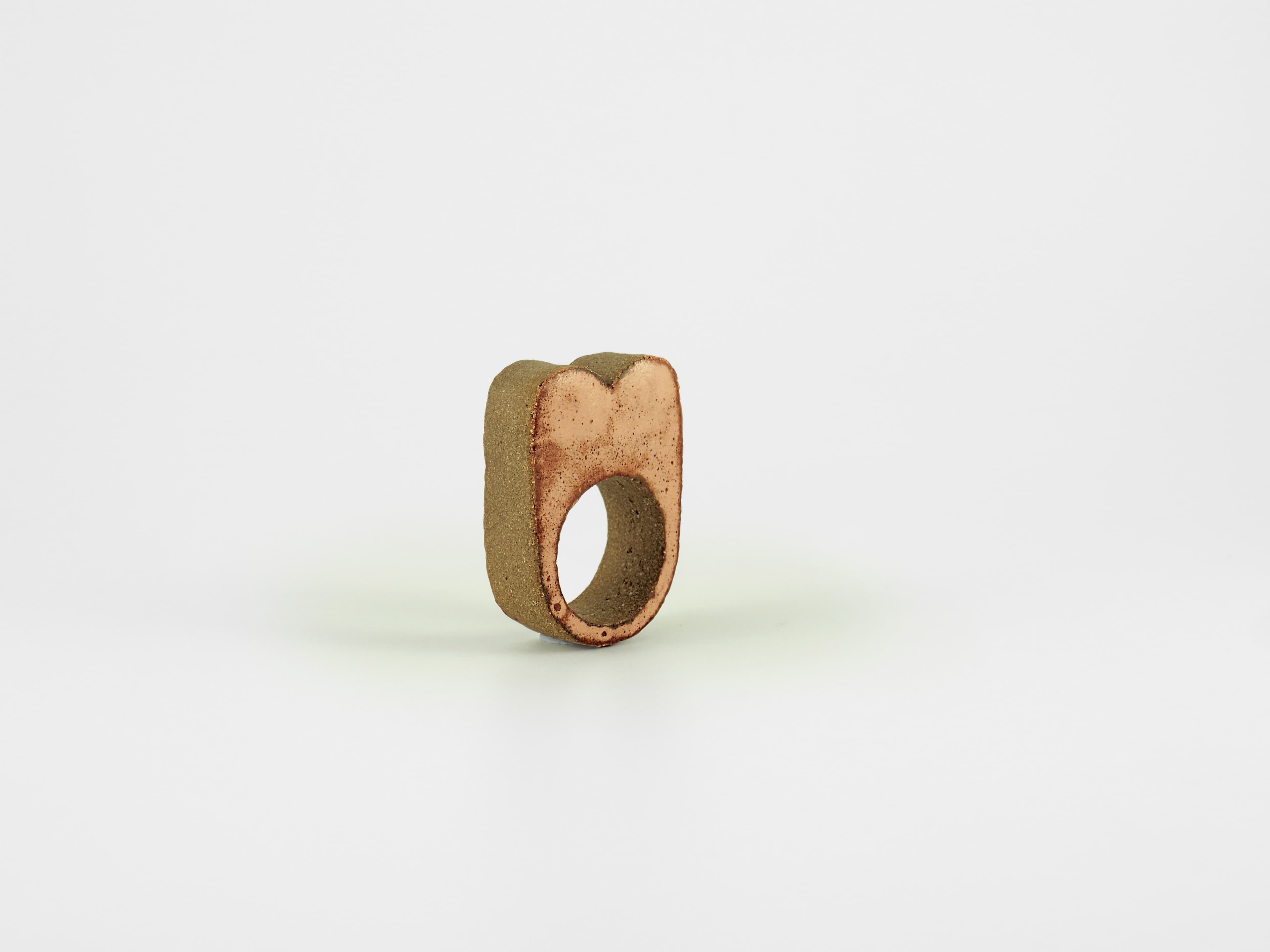 anillo de porcelana con esmalte cobre y dorado