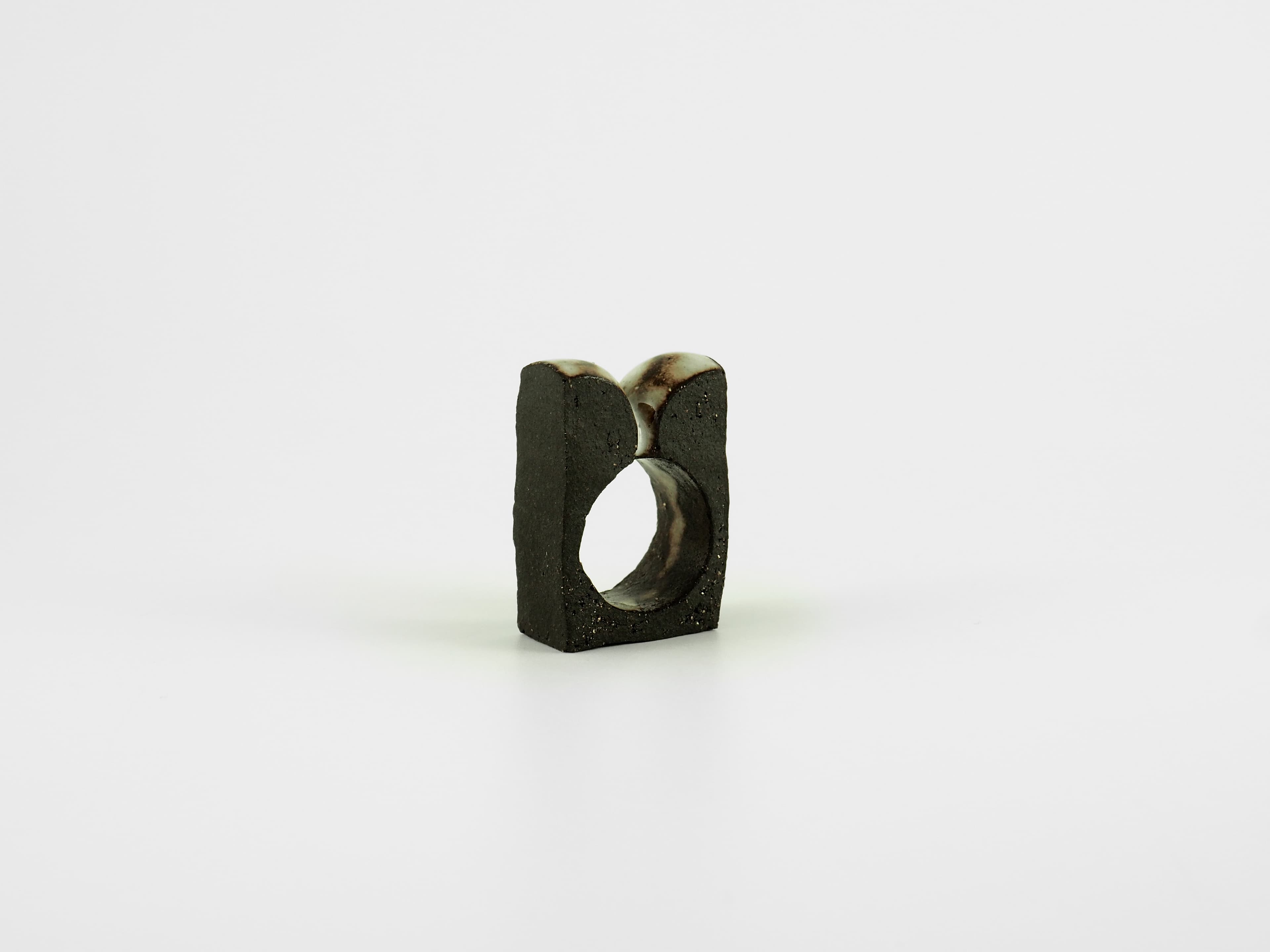 anillo de porcelana con esmalte blanco y textura oscura
