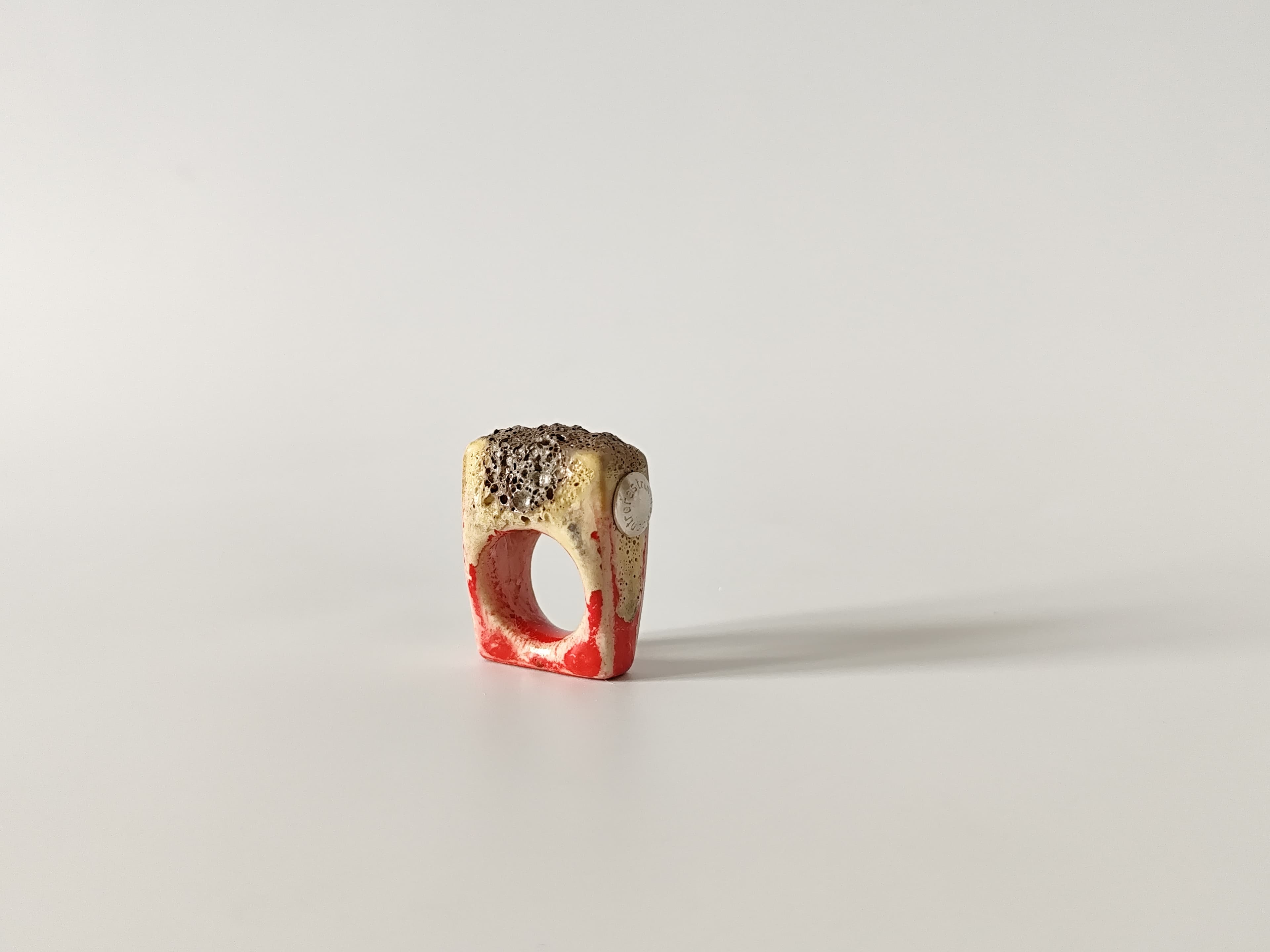 anillo de porcelana con esmalte rojo y dorado
