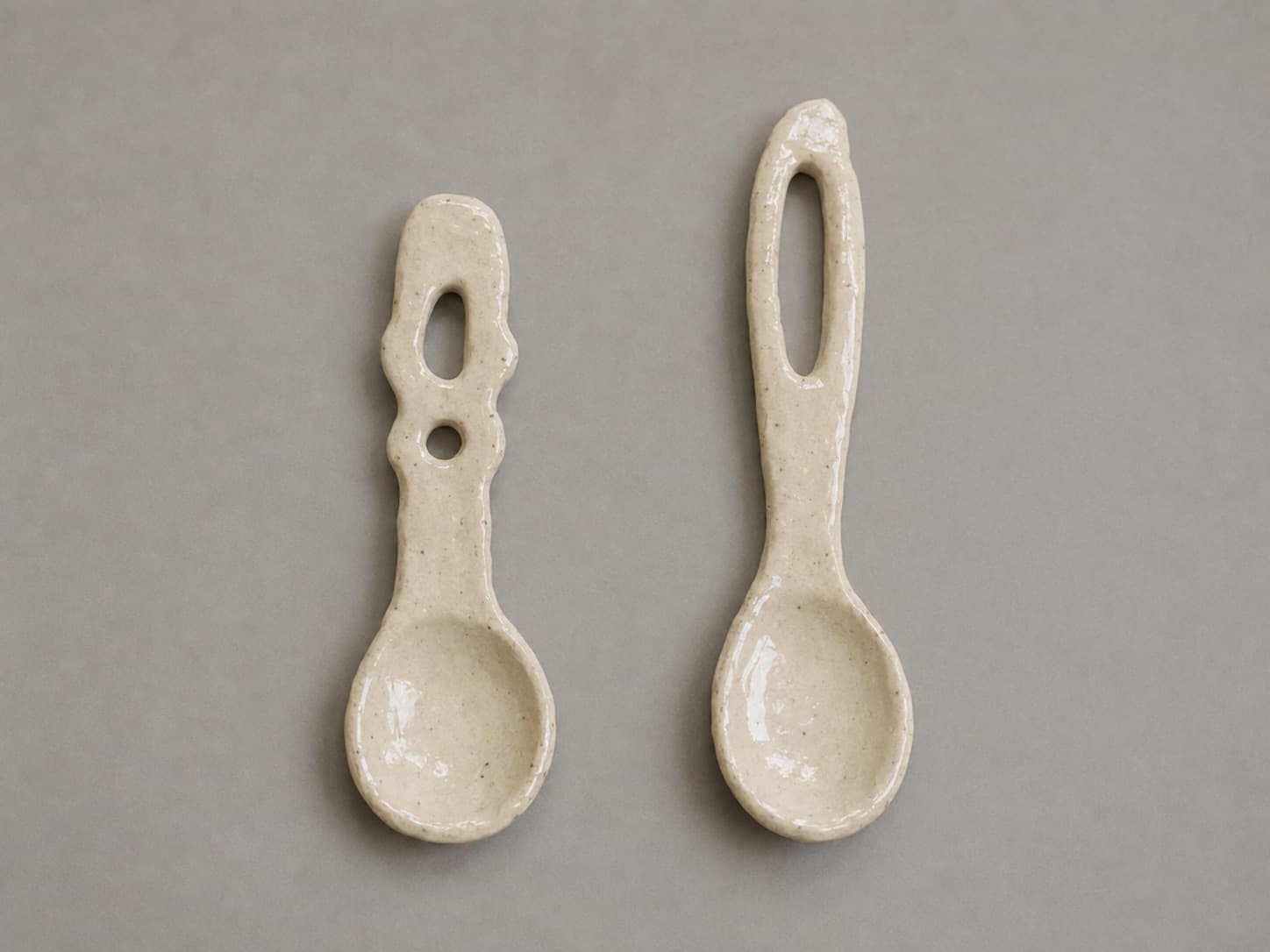dos cucharitas de cerámica hechas a mano