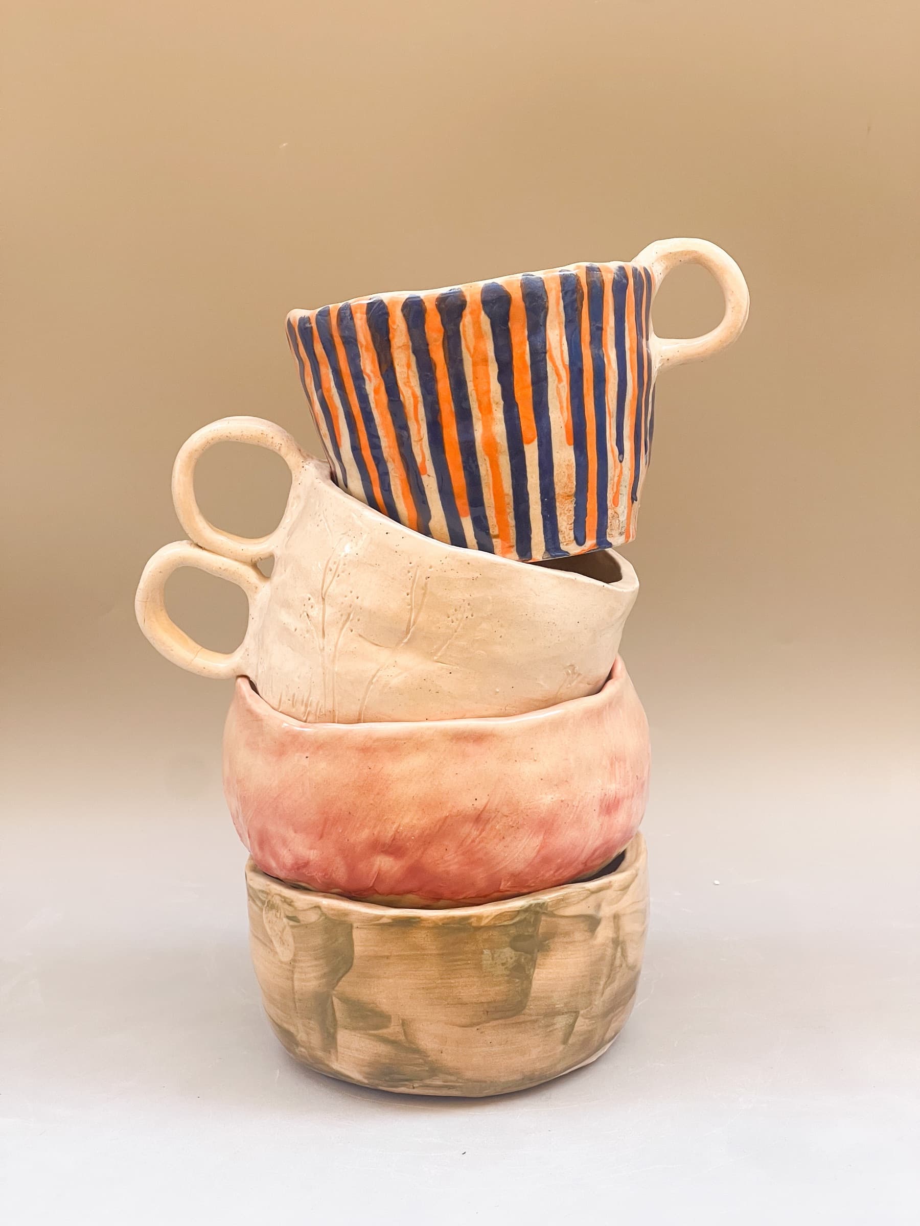 torre de tazas de cerámica de colores