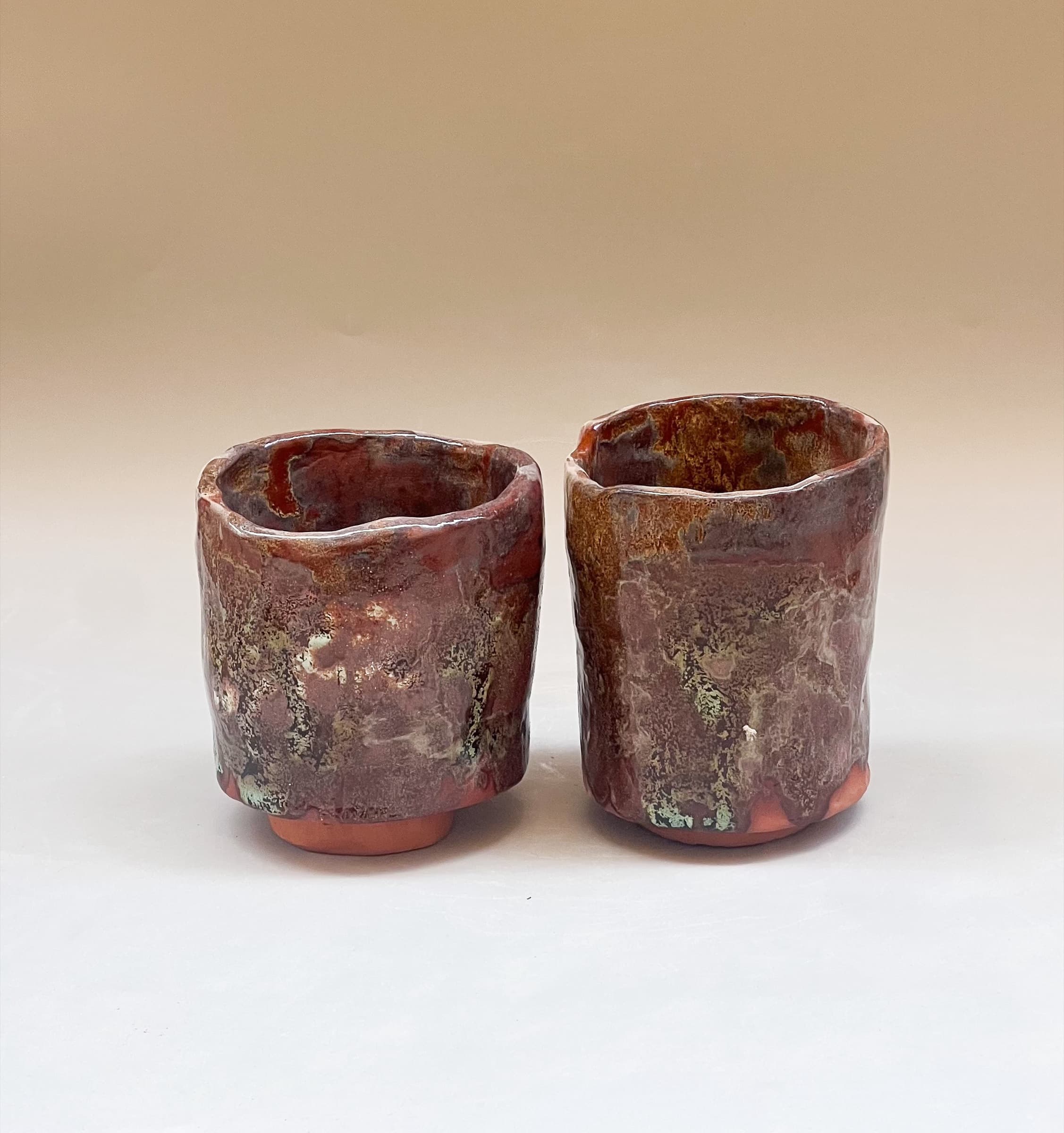 dos tazas de cerámica esmaltadas en tonos tierra