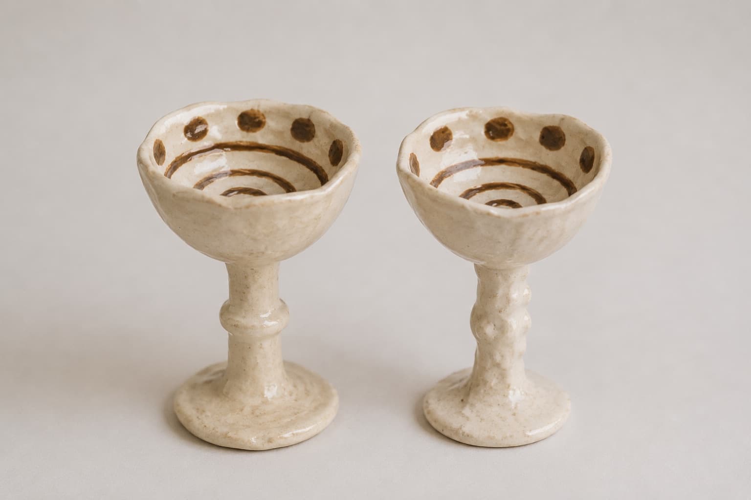 dos copas de cerámica con esmalte crema y espiral