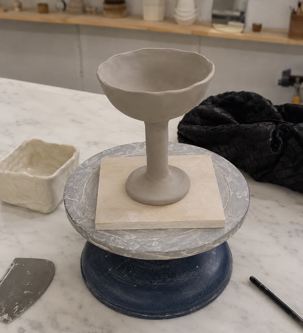 una copa de cerámica tomando forma